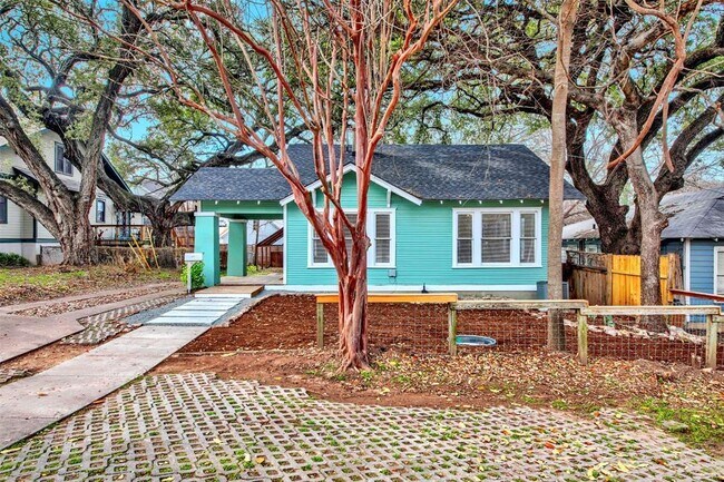 Building Photo - 809 E Riverside Dr