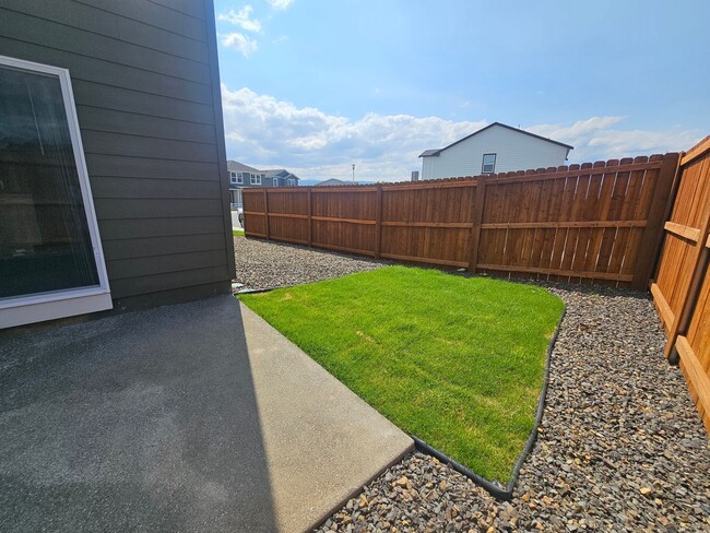 Building Photo - Stunning 4-Bedroom Pet-Friendly Home for L...