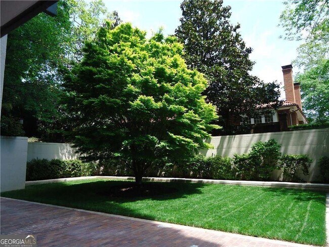 Building Photo - 2575 Peachtree Rd NE