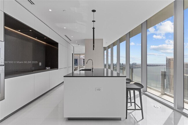 Building Photo - 300 Biscayne Blvd Way