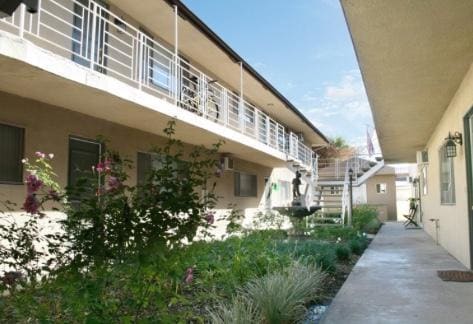 Common Court Area - 610 W Rte 66