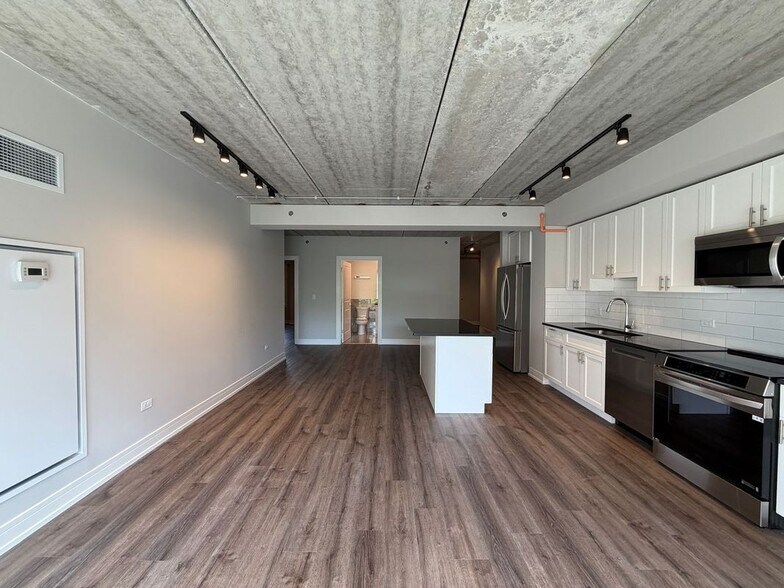 Building Photo - 952 W Carmen Ave
