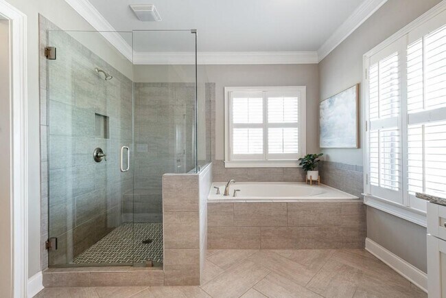 Building Photo - 4020 Manor Oak Cir