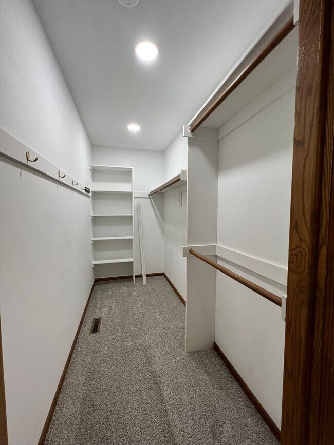 Building Photo - 3 Bedroom With 4th Non-Conforming In Diamo...