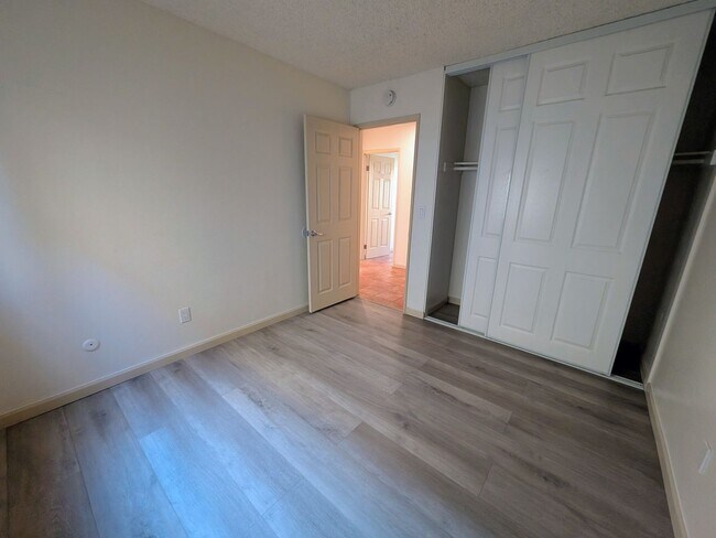 Building Photo - Bright and Charming 3 Bedroom 2 Bath Condo with Patio and A/C!
