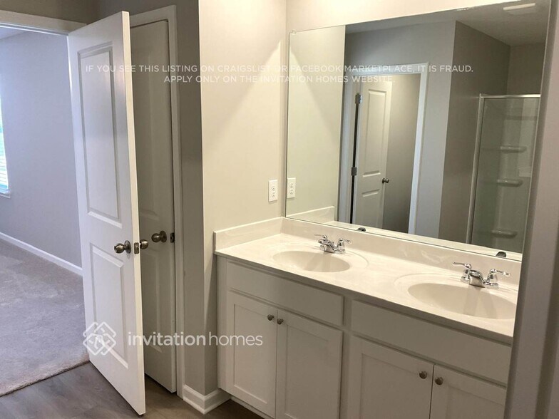 Building Photo - 528 Almere Dr