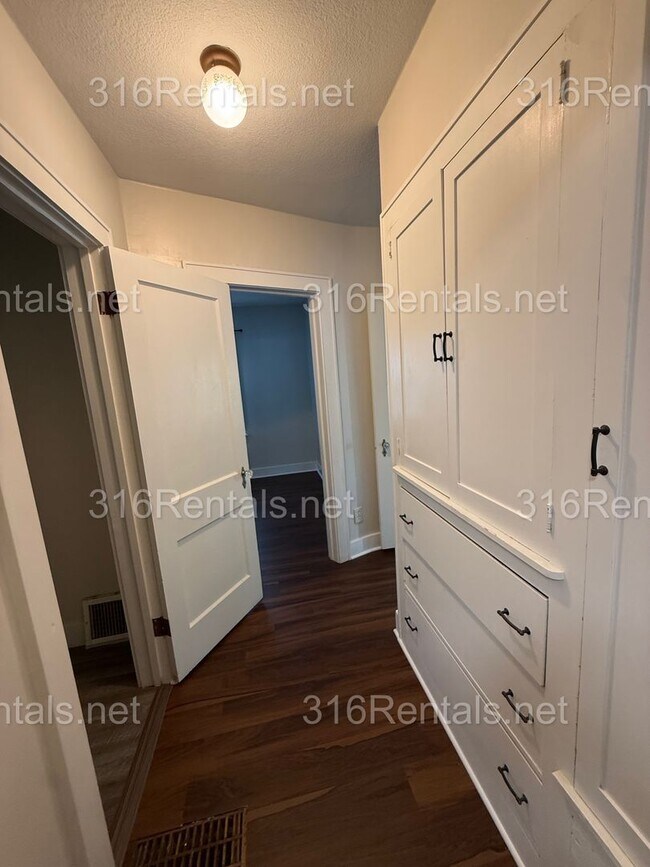 Building Photo - $1100 - 2 bedroom/ 1 bathroom - Gorgeous Single Family Home