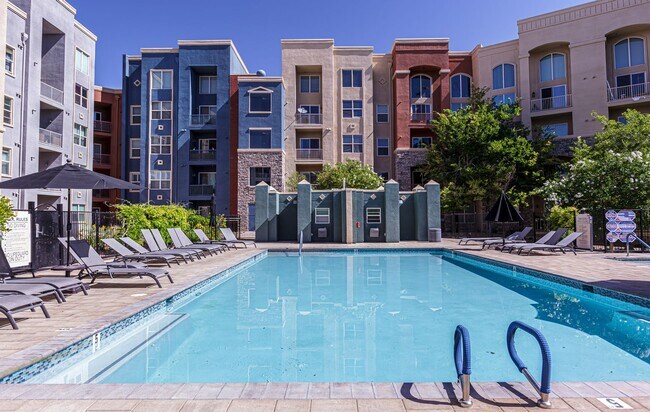 Building Photo - Top Floor 2 Bedroom Condo Located in Manha...