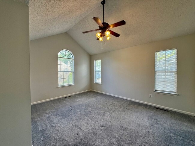 Building Photo - Bright and spacious 2 bed, 2.5 bath condo in the heart of Virginia Beach!