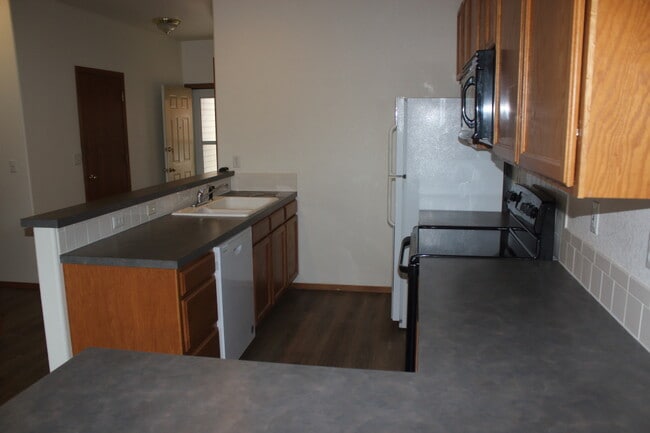 Building Photo - 2544 Begonia Ct