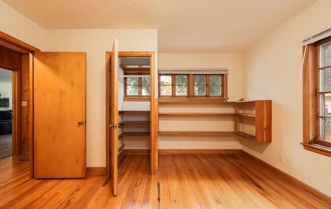 Building Photo - Spacious 4 bedroom 2 bathroom stand alone pet friendly home, with attached garage