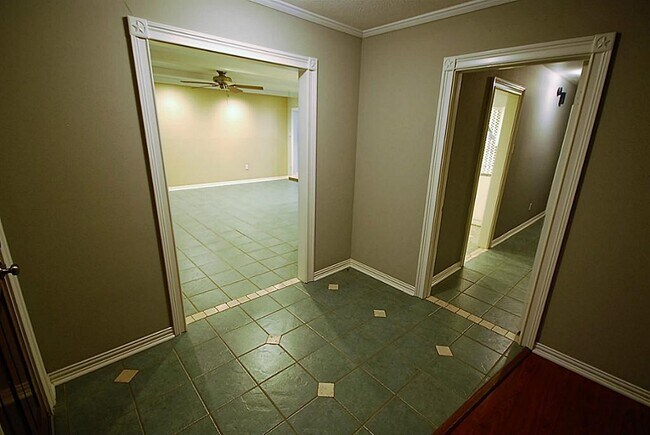 Building Photo - 986 Chamboard Ln