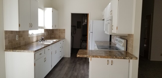 Building Photo - 3 bedroom, 1 bath ranch style home on corner lot.