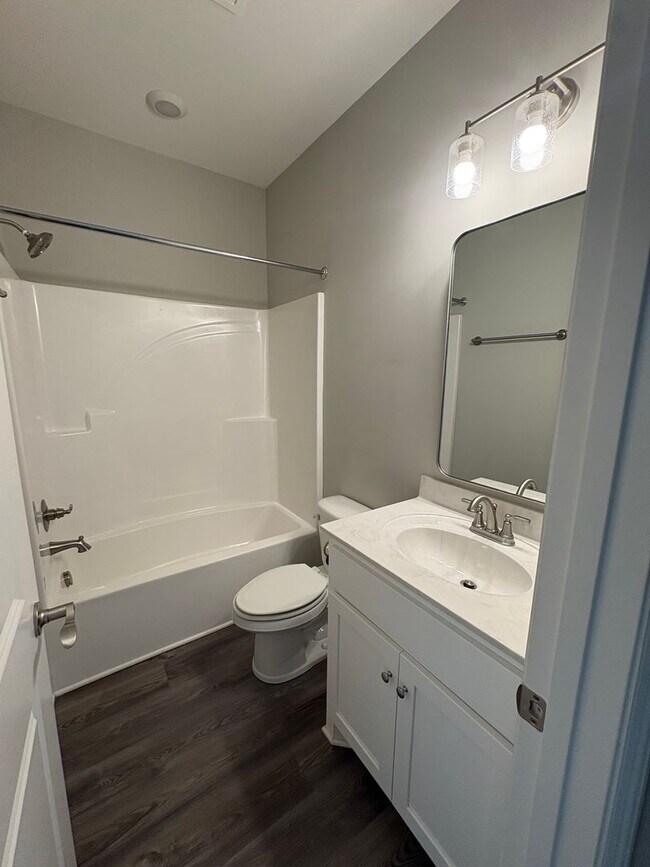Building Photo - LUXURY TOWNHOME  IN THE CENTER OF MANCHESTER!