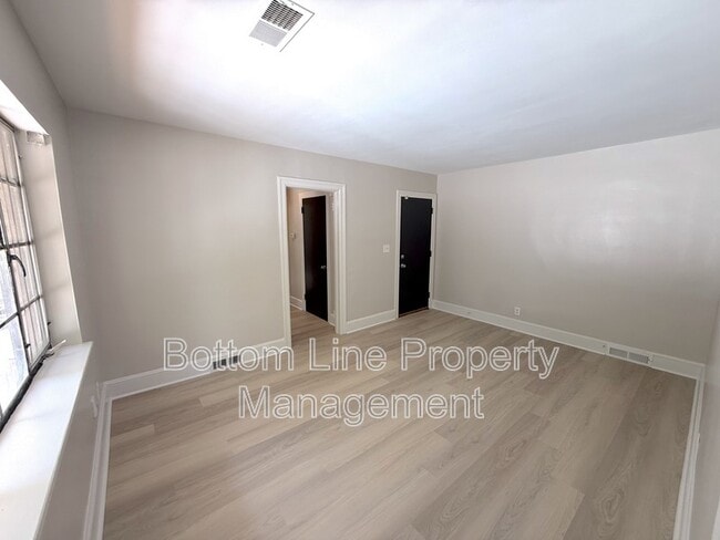 Building Photo - 1720 Garden Terrace