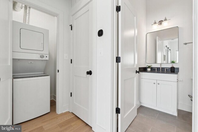 Building Photo - 901 King St