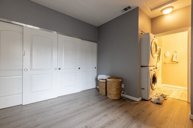 Building Photo - 2 bed/2 bath Upstairs Condo!