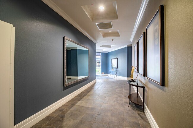 Building Photo - Beautifully Renovated 3Bed/2Bath Corner Un...