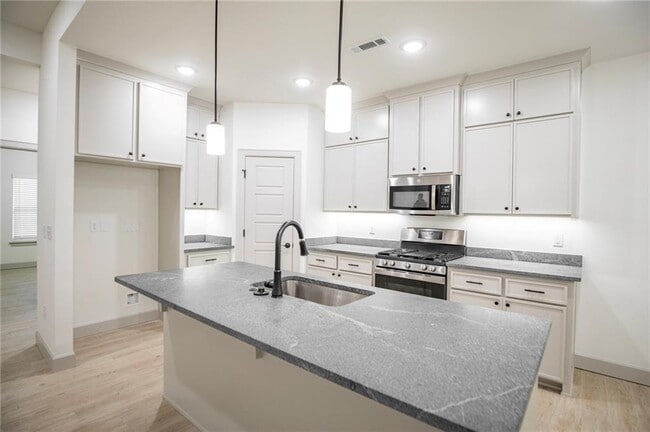 Building Photo - 949 Cook St