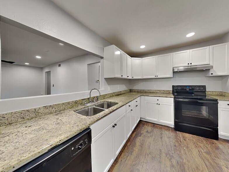 Building Photo - 3979 Versailles Dr