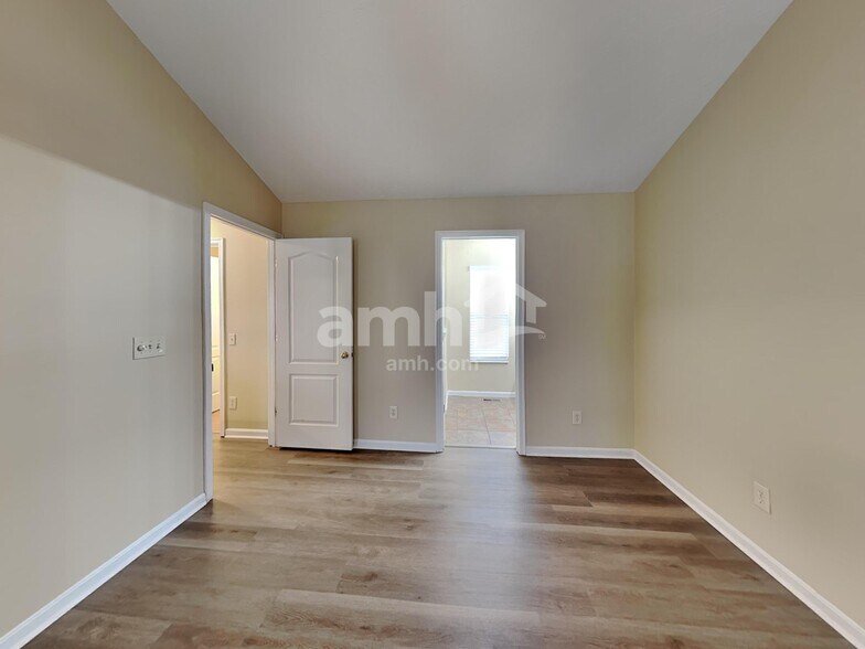 Building Photo - 753 Lakefield Dr