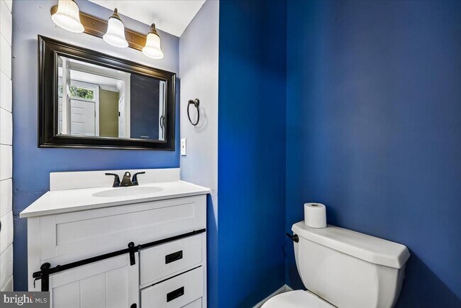 Building Photo - 6630 Commodore Ct