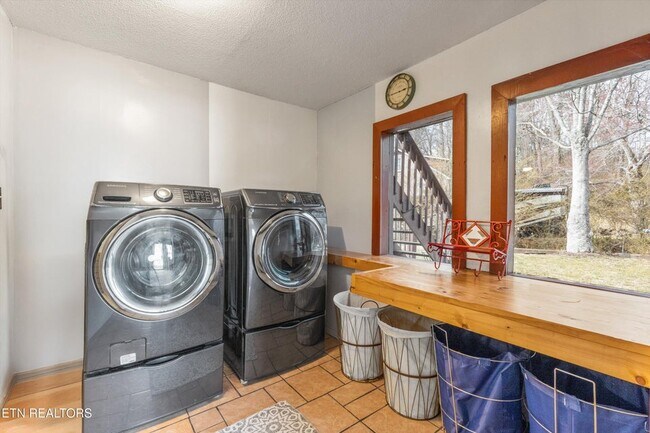 Building Photo - 1301 Chert Pit Rd