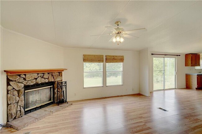 Building Photo - Country Living on half acre