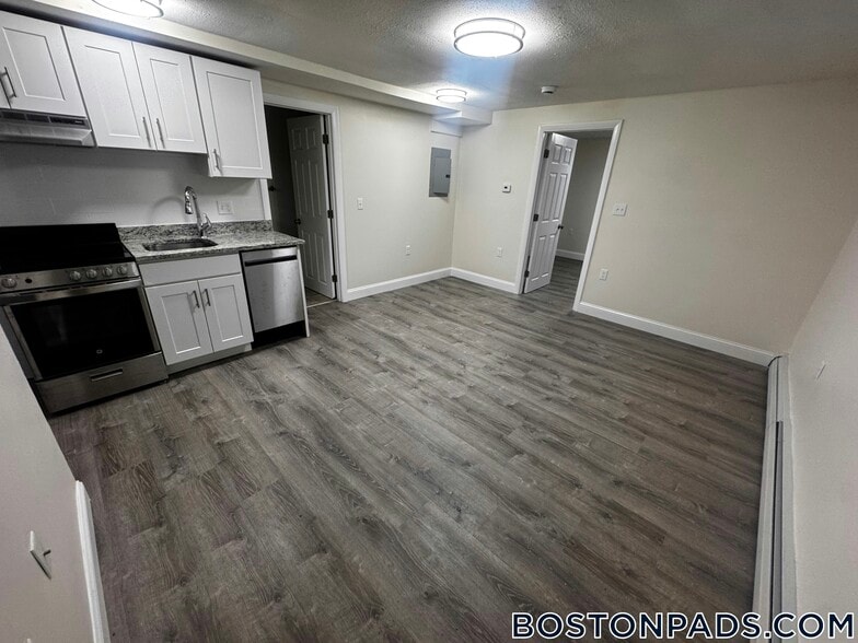 Building Photo - 11 River Dr