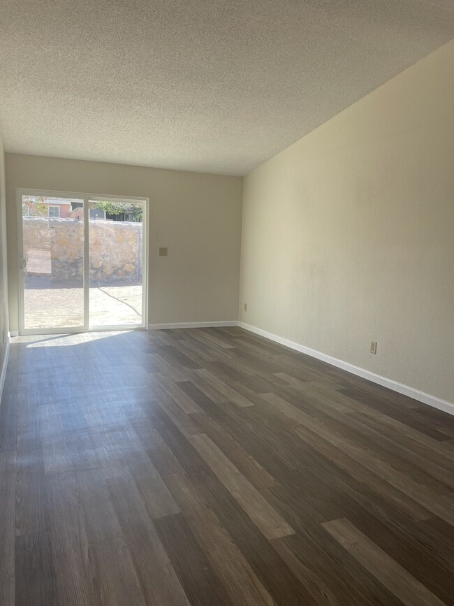 Building Photo - 866 Barandal Dr