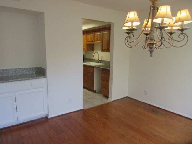 Building Photo - Beautiful Condo in the heart of Studio City