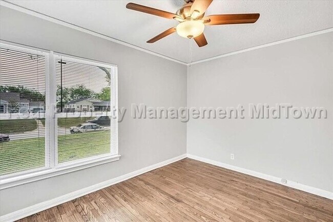 Building Photo - 6400 Greenway Rd