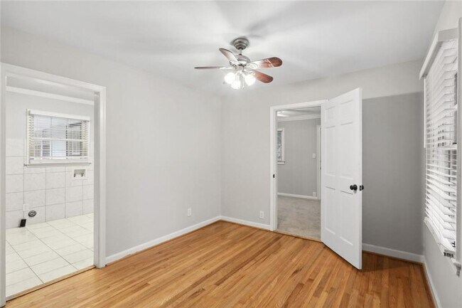 Building Photo - 2120 Meadowbrook Ln SE