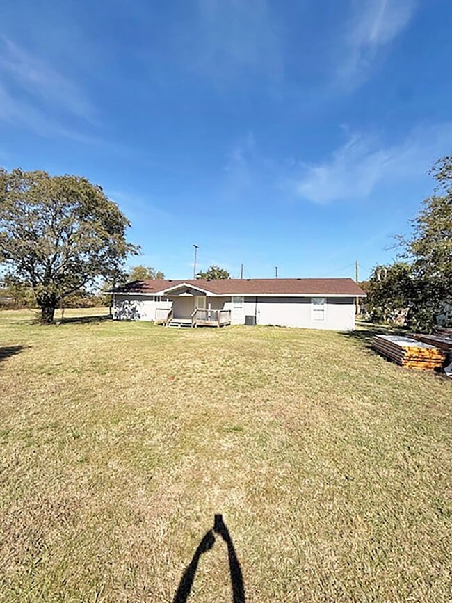 Building Photo - Nice 3 Bdrm 1 Bath Home in Gunter Texas
