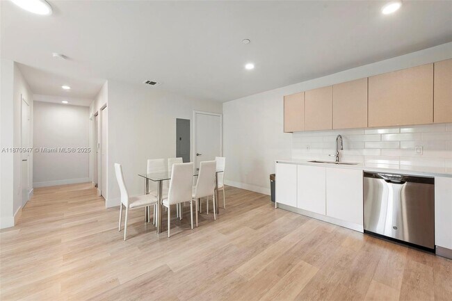 Building Photo - Distinctive 3-Bedroom Garden Villa in Aven...