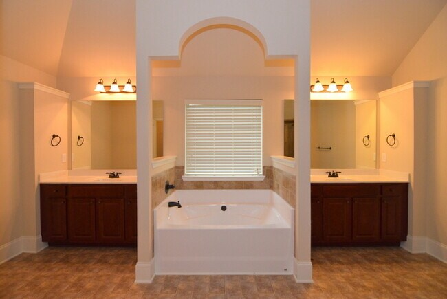 Building Photo - Huge 5 Bed/4 Bath Home Near Ft. Gordon