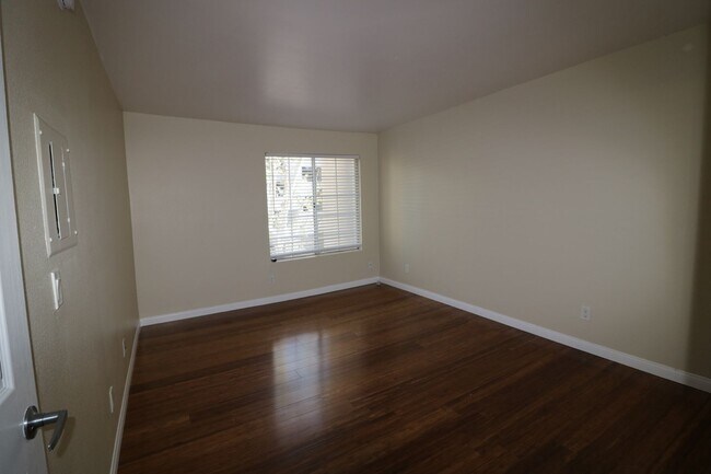 Building Photo - 1/Bedroom Condominium in Woodland Hills!