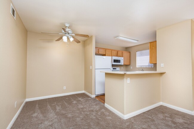 Building Photo - 2 bedroom in gated community with pool/spa...