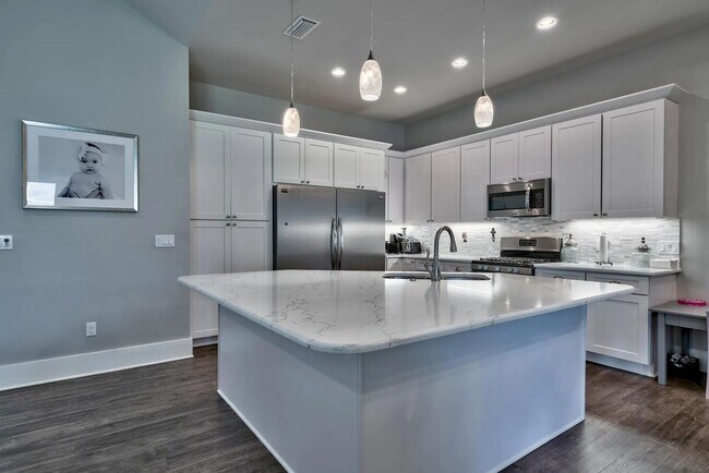Building Photo - 989 Forest Shore Dr