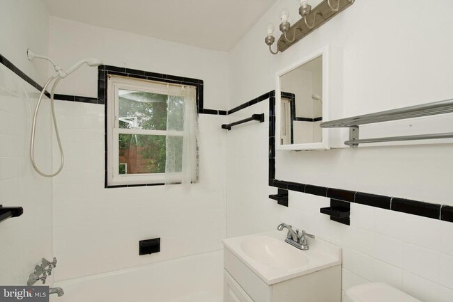 Building Photo - 5715 Fenwick Dr
