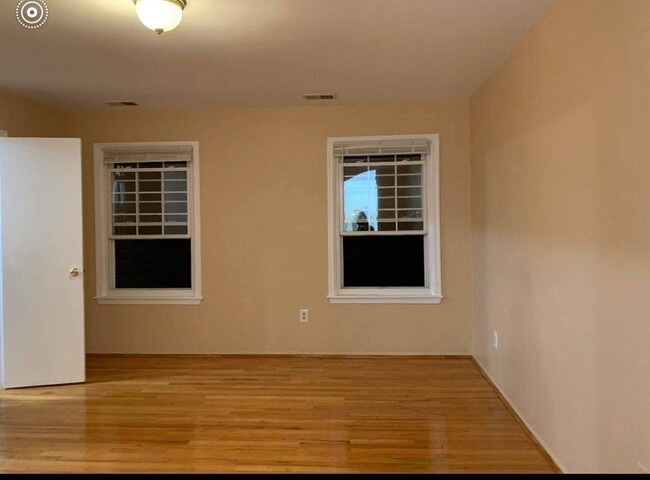 Building Photo - 376 Hampton Pl