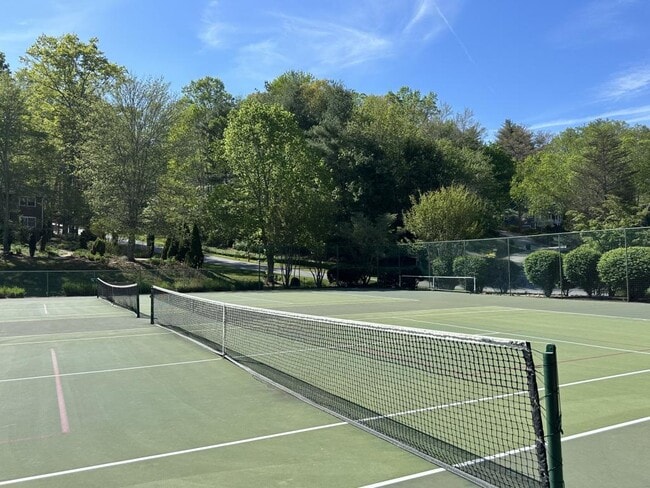 Building Photo - 14 Willow Tree Run