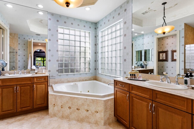 Building Photo - 6700 Fox Hollow Dr