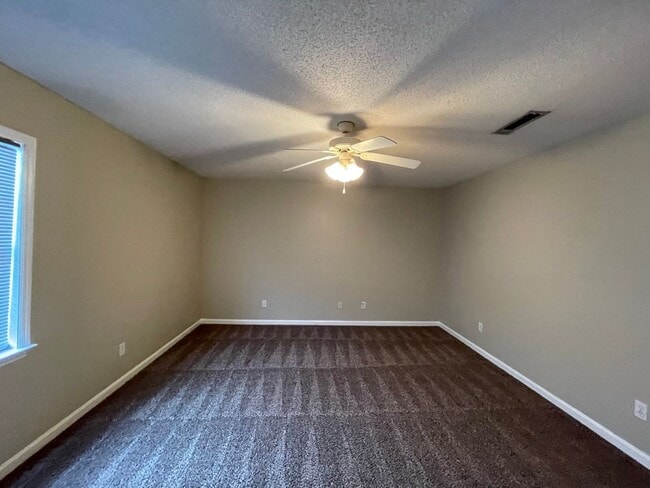 Building Photo - Courtyard Subdivision!!