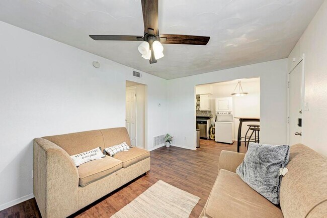 Building Photo - Amazing 1 bedroom off Manor rd.  Central Austin at its finest