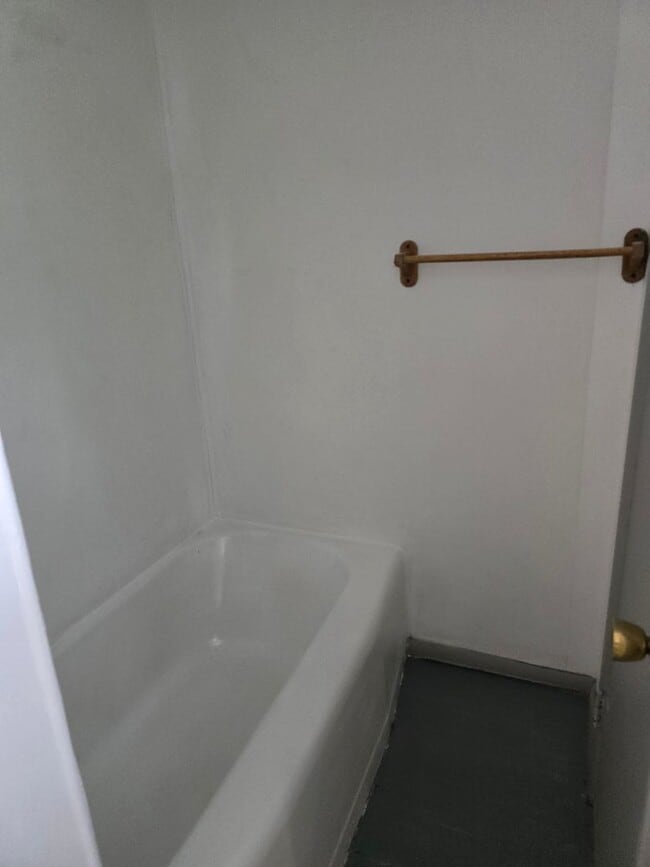 Building Photo - Nice studio Apartment
