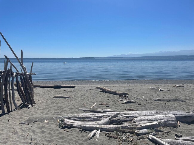 Building Photo - Charming Cottage with Private Beach Rights!