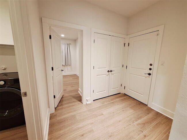 Building Photo - 1221 Brasano Pl