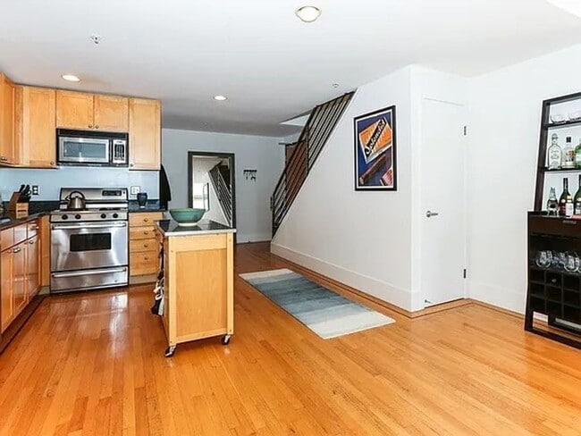 Building Photo - Soma 1x1.5 oversized loft with parking and laundry