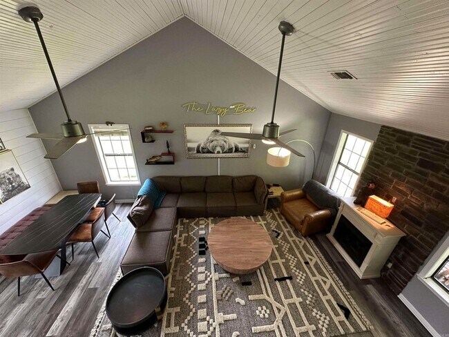 Building Photo - 896 Vaughn Rd